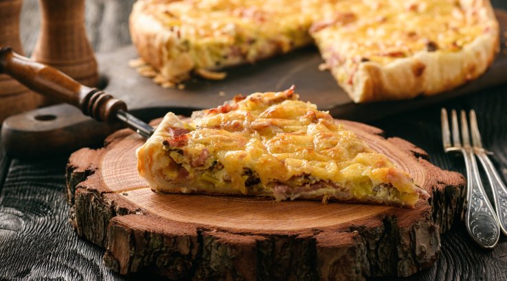 Заливной пирог с курицей и беконом