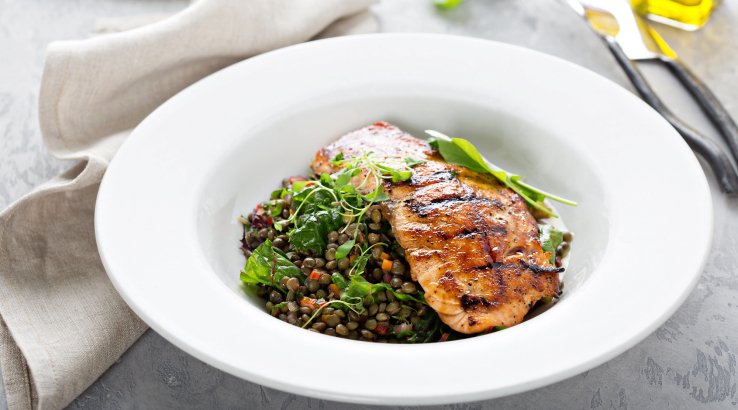 Салат з лосося, сочевиці та шпинату