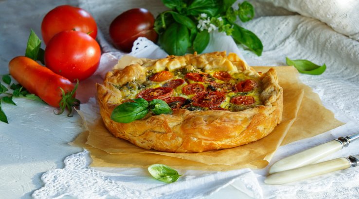 Відкритий сирно-овочевий пиріг із тістом філо