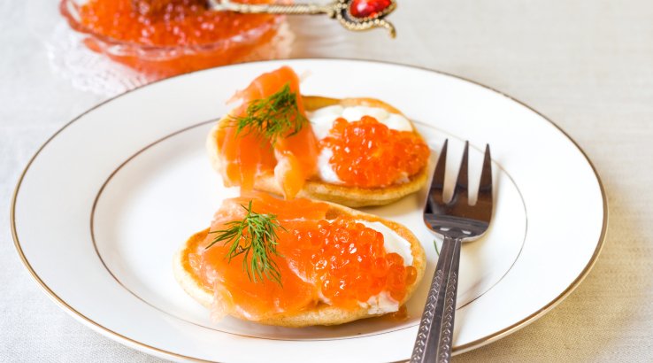 Червона ікра на оладках