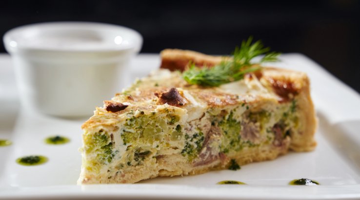 Відкритий пиріг з куркою і броколі