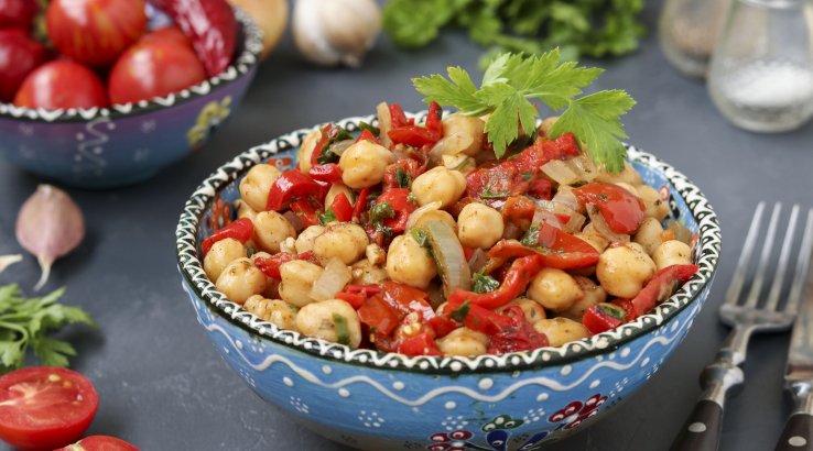 Нут із запеченими овочами та фетою