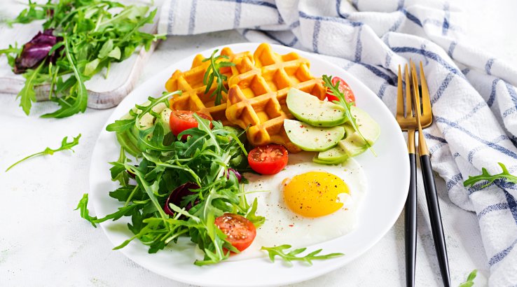 Хрусткі картопляні вафлі з авокадо та яйцем