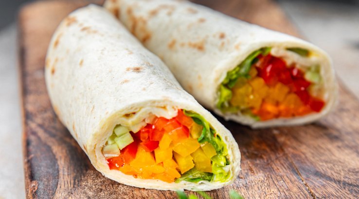 Тортилья з печеними овочами та кремом з авокадо