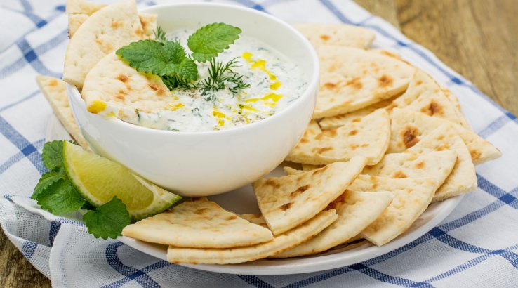 Дип с карамелизированным луком и питой