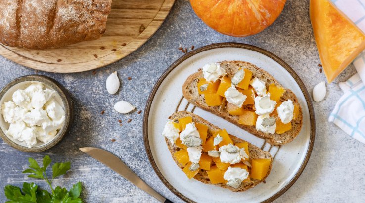 Тост із запеченим гарбузом та рикотою