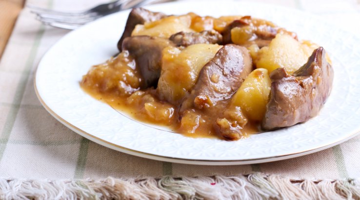 Куряча печінка з яблуками