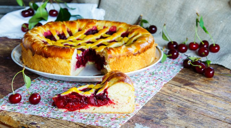 Домашній пиріг з вишнями