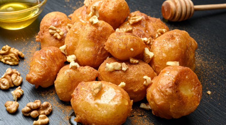 Грецькі пончики з медом і корицею