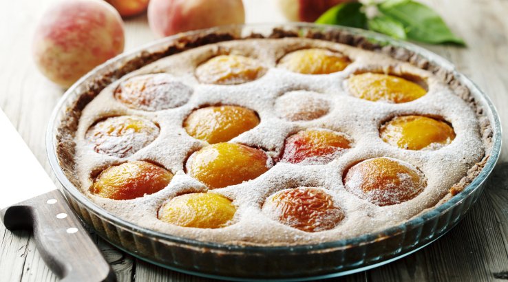 Перевернутий пиріг із матчею та персиками