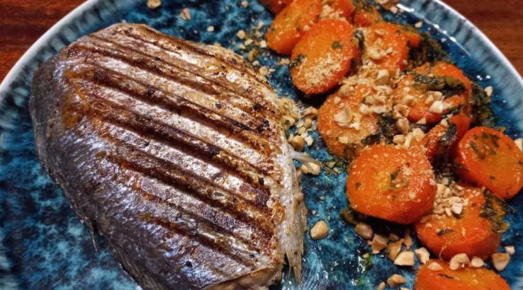 Дорадо на грилі з морквяним гарніром