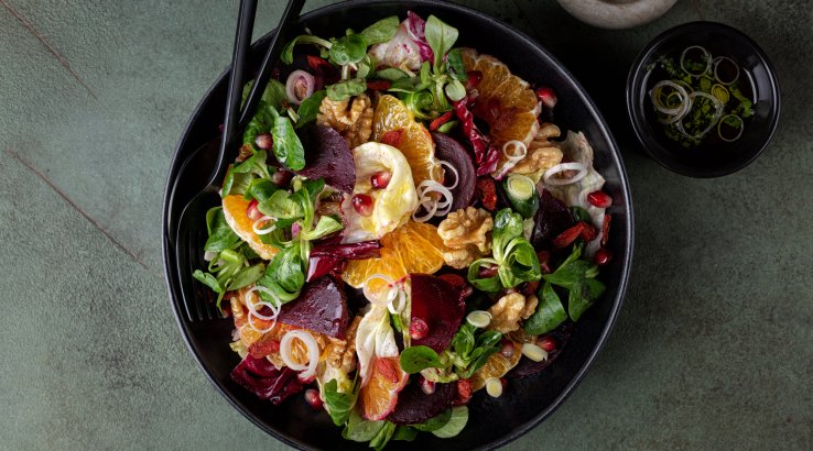 Зелений салат з буряком, гранатом та горіхами