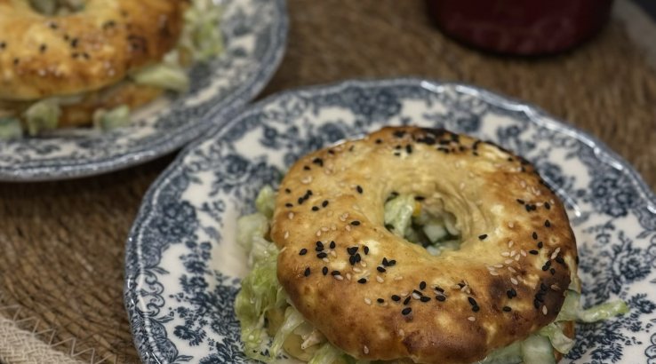 Сирний бейгл з куркою