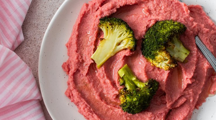 Буряковий хумус зі стейком з броколі