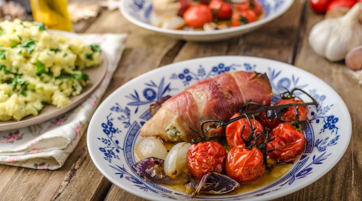 курка у беконі з томатами