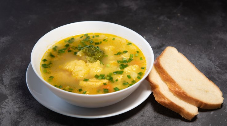 Курячий суп з броколі та цвітною капустою