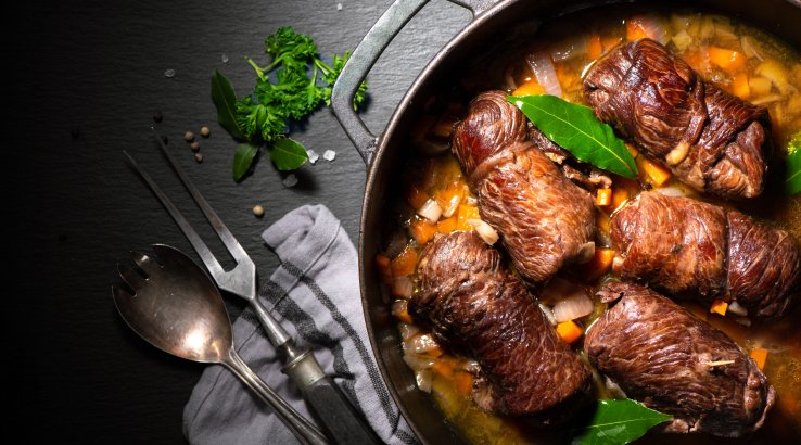 Яловичі рулетики з беконом