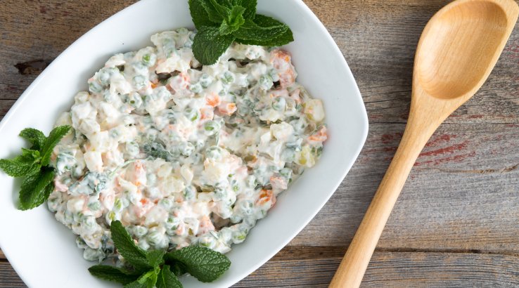 Олів’є з ковбасою та яблуком