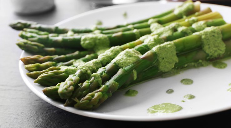 Спаржа в соусі з черемші