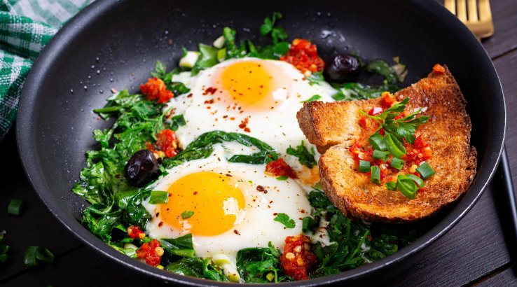 Шпинат з яйцями та фетою