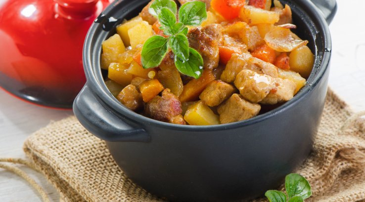 Картопля з куркою в горщиках