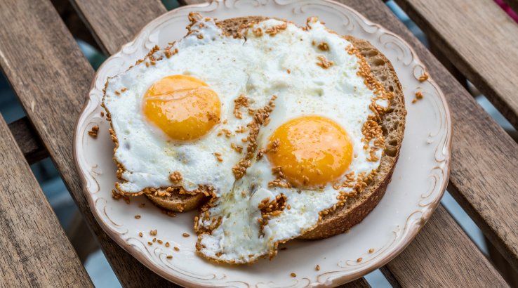 Яйця з кунжутом і моцарелою