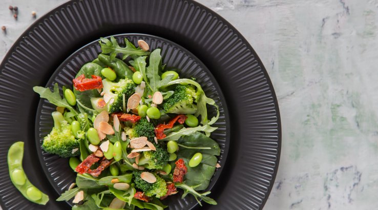 Салат із сирої броколі з арахісовою заправкою