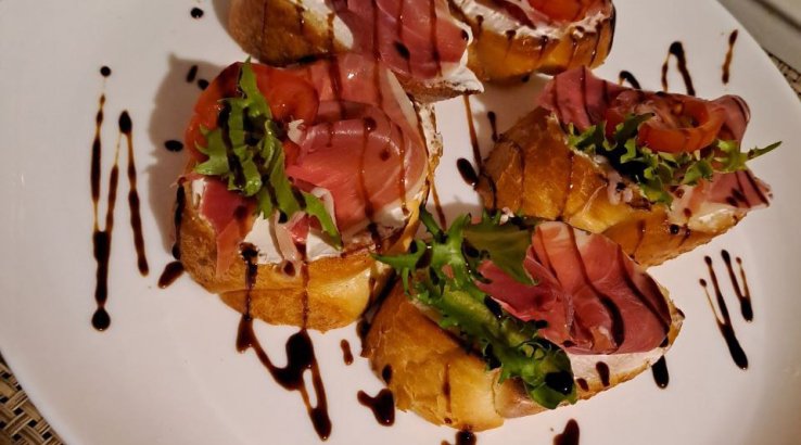 Брускети з хамоном