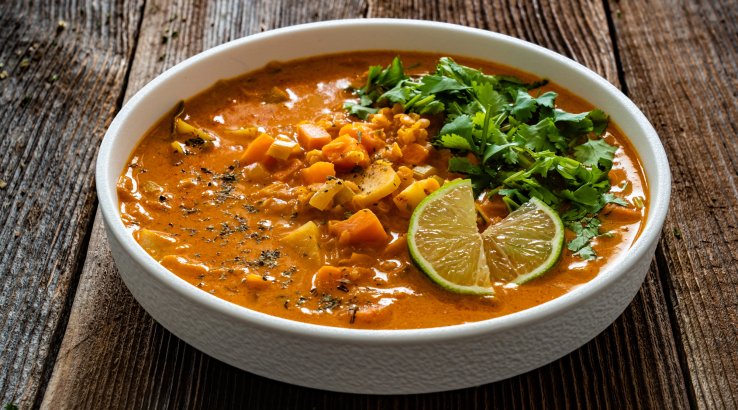 Рагу з сочевицею, бататом і кокосовим молоком