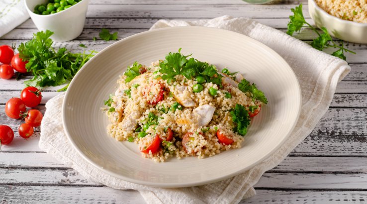 Салат з кускусу, курки та лимонної заправки