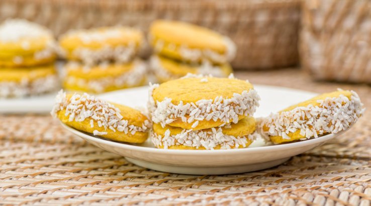 Десерт з хурми та кокосової стружки