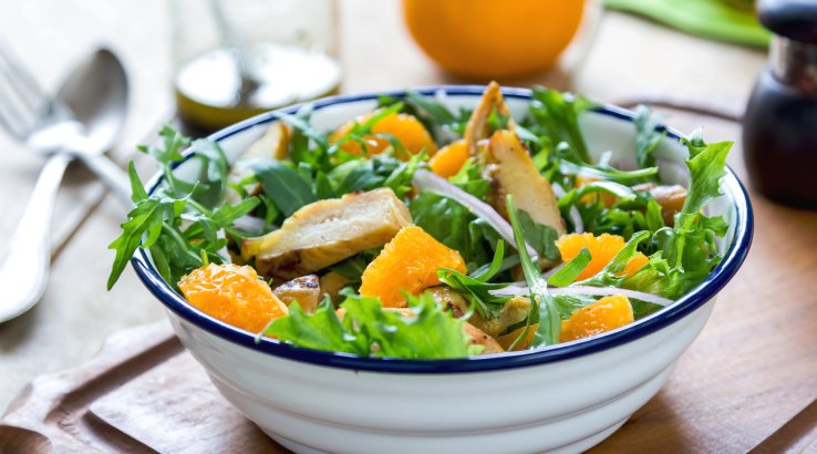 Весняний салат з куркою та овочами