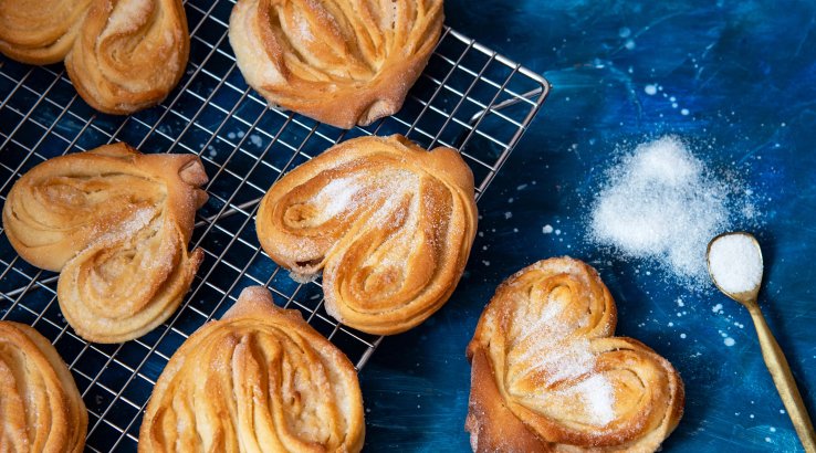 Булочки з цукром у формі серця