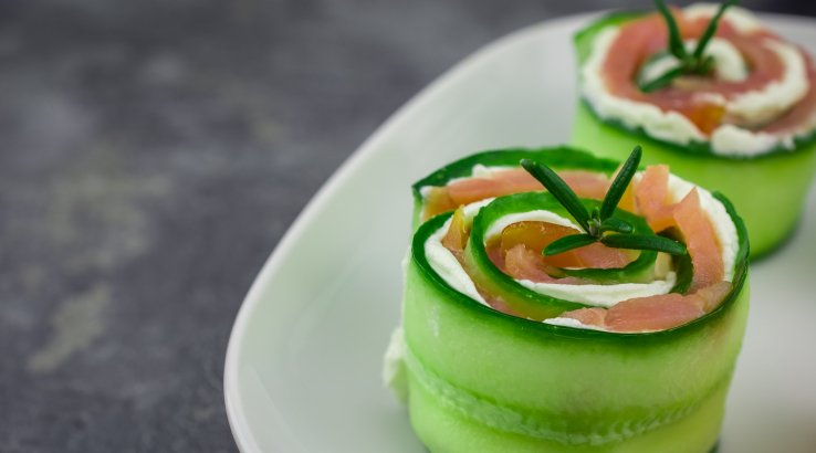 Рулетики з огірка та копченого лосося