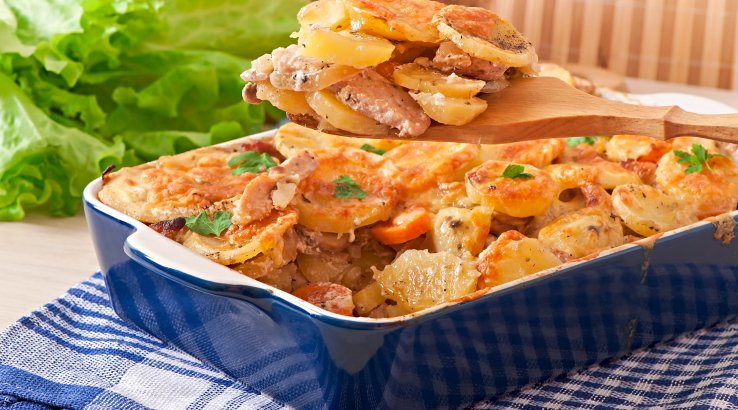 Картопляна запіканка із сардельками