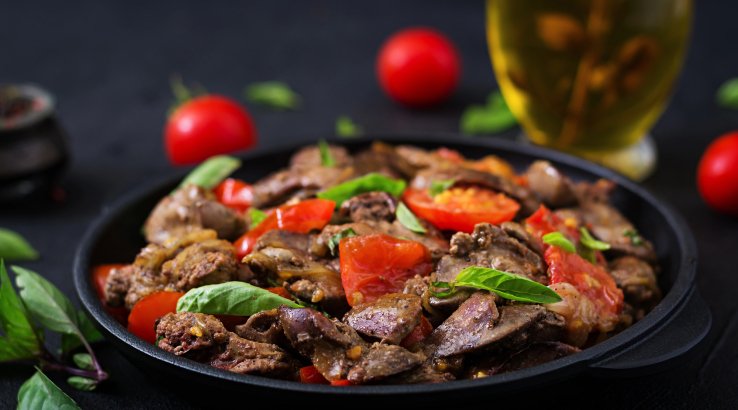 Куряча печінка з помідорами