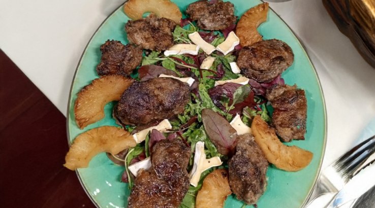 Теплий салат з печінкою та ананасами