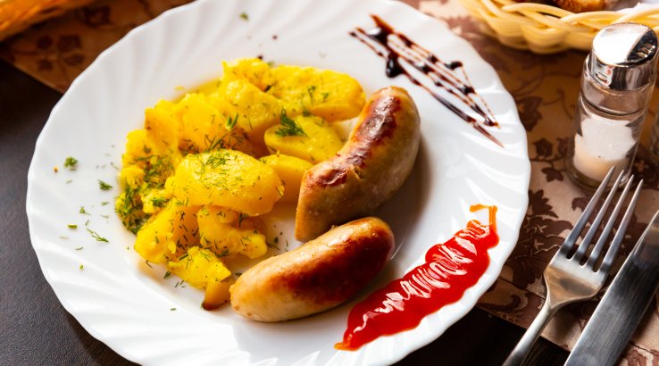 відварна картопля з ковбасками