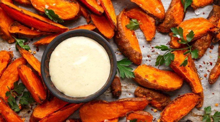 Запечений батат з нутом і йогуртовим соусом