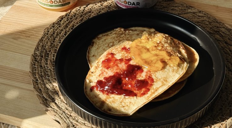 Дієтичні млинці з полуничним джемом