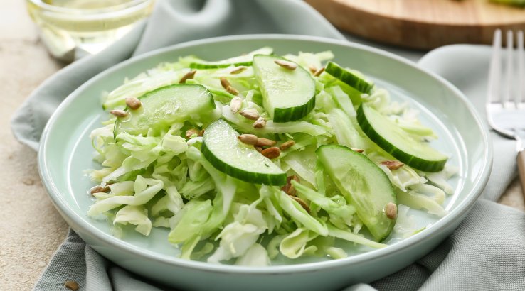 Салат із молодої капусти з соусом з авокадо