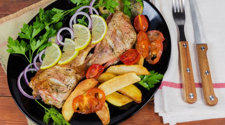 Запечений окунь з помідорами та картоплею