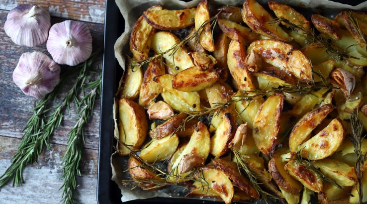 Запечена картопля з айвою, розмарином та часником