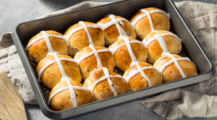 Великодні пишні булочки із хрестом з глазурі