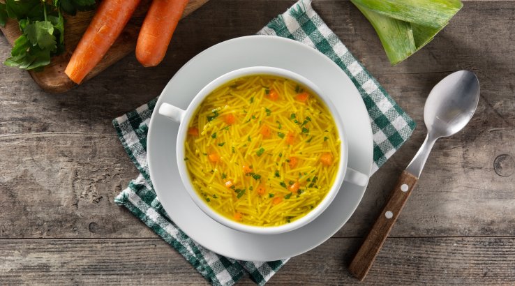 курячий суп з локшиною та овочами