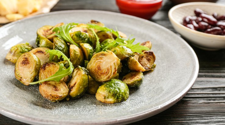 Половинки брюссельської капусти