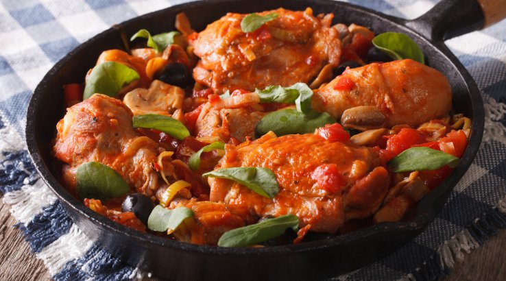 Тушкована курка з томатами