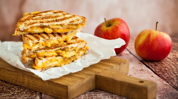 Сендвіч на грилі з сиром та яблуками