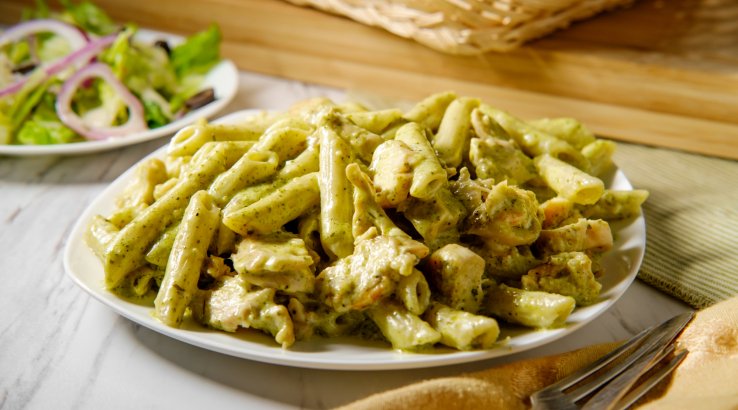 Паста з курячим філе і соусом