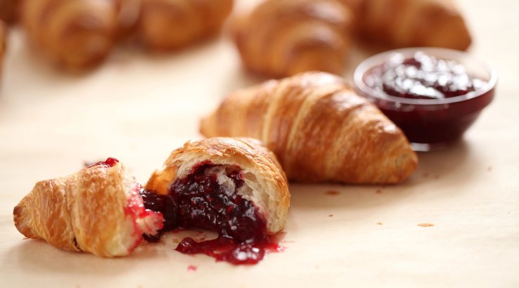 Міні-круасани з малиновим джемом